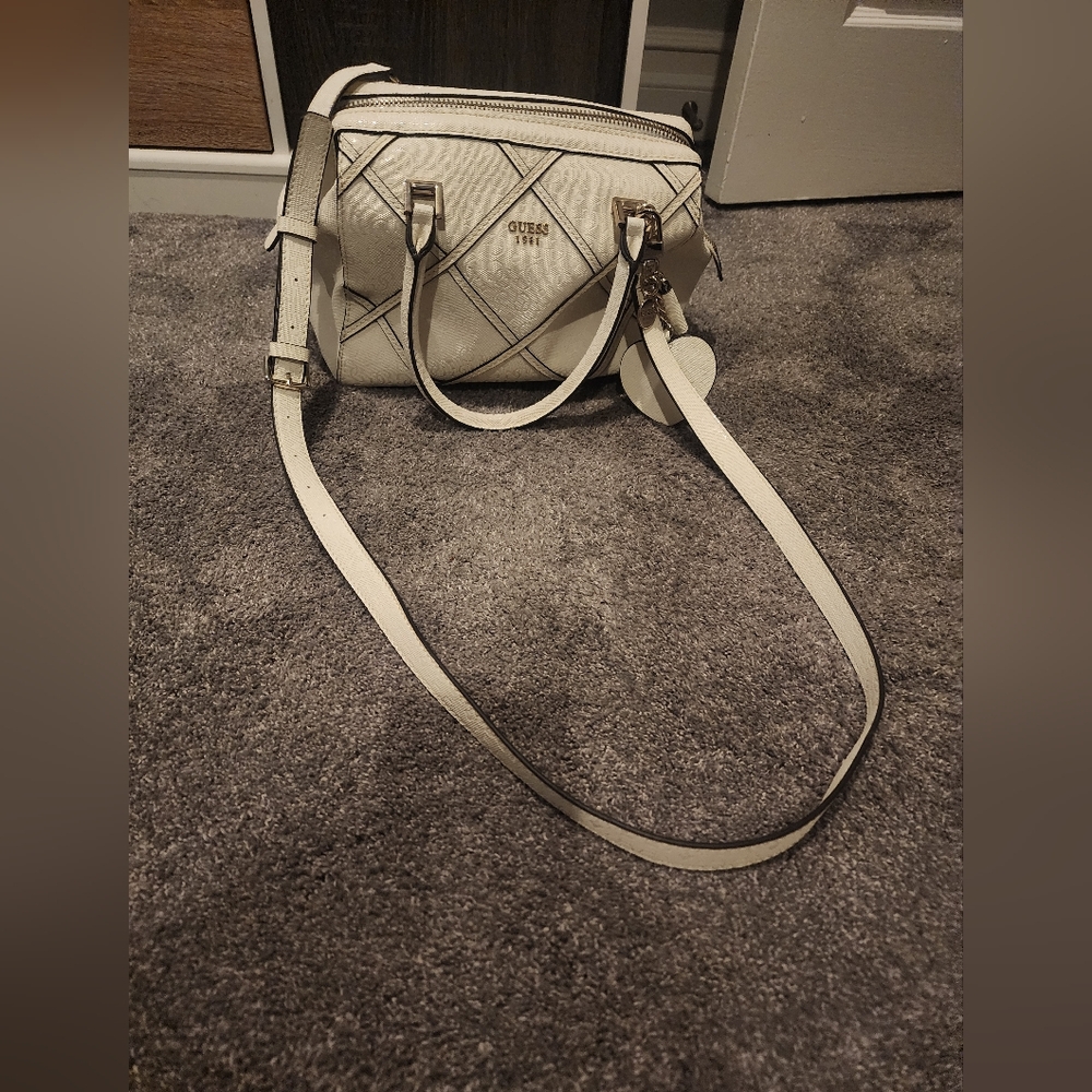 Guess purse - Picture 3 of 5